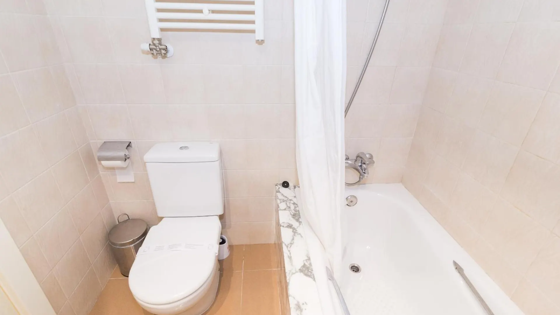 11Jog1036 - Huge & Bright Apartment Train Station Barcelone Espagne
